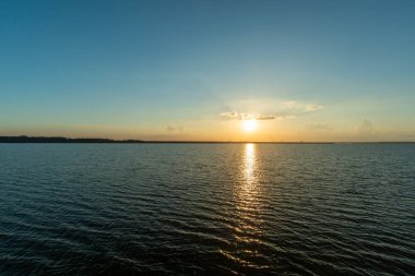 19 Mayıs 2015 'te Itaipu Dam Gölü' nde gün batımı, Foz do Iguacu, Parana, Brezilya.