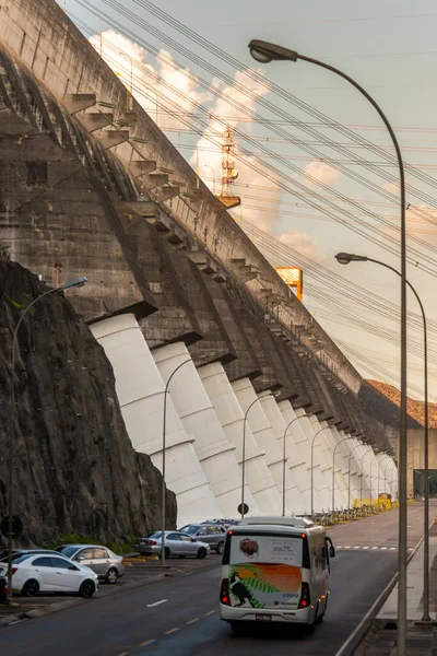 Ônibus Passando Pela Usina Hidrelétrica Binacional Itaipu Foz Iguacu Paraná — Fotografia de Stock