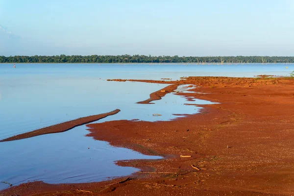 Jezero Přehrady Itaipu Období Sucha Vyrůstajícími Suchými Stromy Foz Iguacu — Stock fotografie
