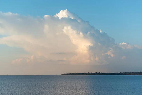 2015年5月19日にブラジルのパラナ州イグアウにあるItaipu Dam Lake Foz Iguau Parana 午後遅くにオレンジの色合いで雲 太陽に照らされました — ストック写真