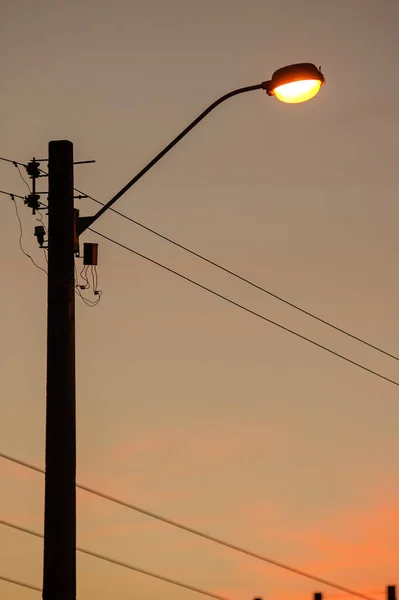 Postes Electrizantes Con Fondo Naranja Del Cielo Del Atardecer — Foto de Stock