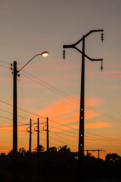 Postes Electrizantes Con Fondo Naranja Del Cielo Del Atardecer — Foto de Stock