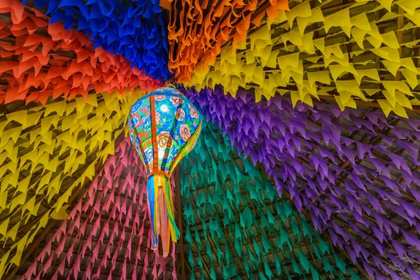 今年6月在巴西东北部举行的圣约翰派对的彩旗和装饰气球 — 图库照片