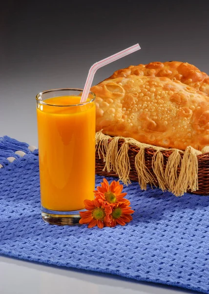 Copo Suco Frutas Com Palha Plástico Pastéis Pequena Cesta Com — Fotografia de Stock