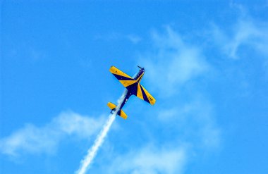 Brezilya Hava Kuvvetleri duman filosu. Aerobatik manevra uçakları 29 Ekim 2003 'te Joao Pessoa, Paraiba, Brezilya' da gökyüzünde gösteri yapıyor..