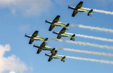 Brezilya Hava Kuvvetleri duman filosu. Aerobatik manevra uçakları 29 Ekim 2003 'te Joao Pessoa, Paraiba, Brezilya' da gökyüzünde gösteri yapıyor..