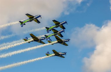Brezilya Hava Kuvvetleri duman filosu. Aerobatik manevra uçakları 29 Ekim 2003 'te Joao Pessoa, Paraiba, Brezilya' da gökyüzünde gösteri yapıyor..