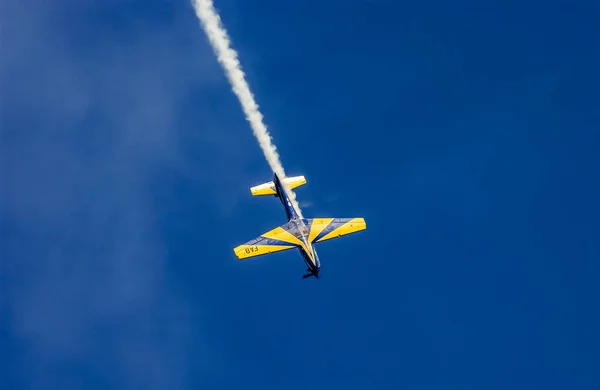 ブラジル空軍の煙弾 2003年10月29日にブラジルのパライバ州ジョアオ ペソアで空で行われた航空機操縦機 — ストック写真