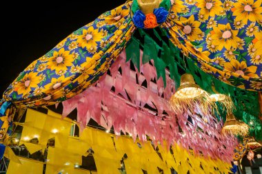 Haziran ayında Brezilya 'nın kuzeydoğusundaki Saint John partisi için renkli bayraklar ve dekoratif balonlar.