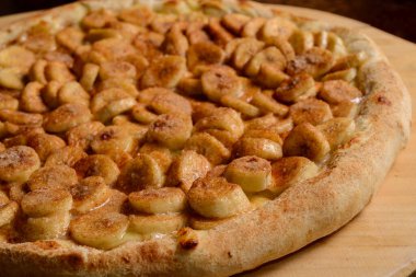 Tahta tahtada şekerli ve tarçınlı muzlu pizza. Brezilya usulü tatlı pizza.