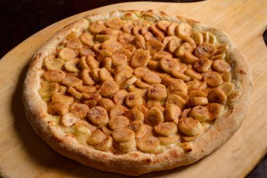 Tahta tahtada şekerli ve tarçınlı muzlu pizza. Brezilya usulü tatlı pizza.