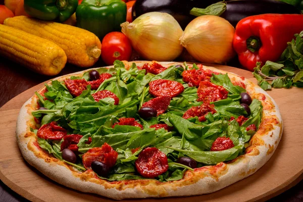 Arugula Dan Pizza Tomat Kering Matahari Papan Kayu Dan Sayuran — Stok Foto