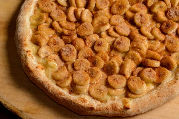 Pizza Banana Com Açúcar Canela Tábua Madeira Pizza Doce Brasileira — Fotografia de Stock