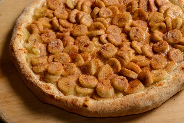 Pizza Pisang Dengan Gula Dan Kayu Manis Papan Kayu Pizza — Stok Foto