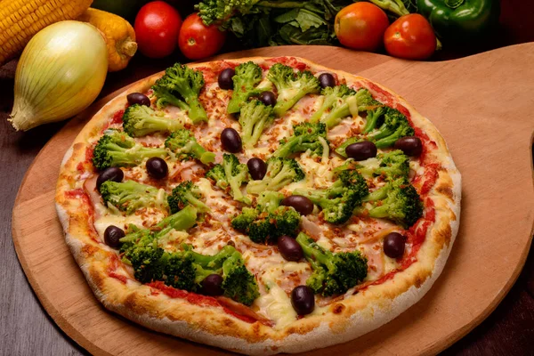 Pizza Brokoli Dengan Zaitun Hitam Papan Kayu Dan Sayuran Latar — Stok Foto