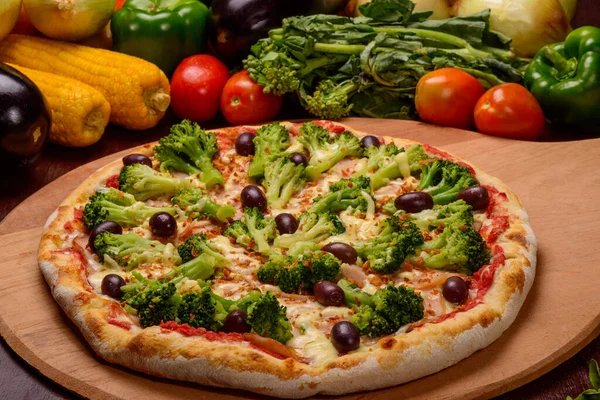 Pizza Brokoli Dengan Zaitun Hitam Papan Kayu Dan Sayuran Latar — Stok Foto