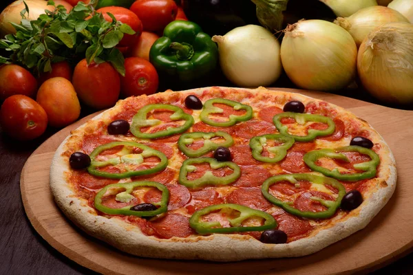 Pepperone Pizza Dengan Paprika Hijau Papan Kayu Dan Sayuran Latar — Stok Foto