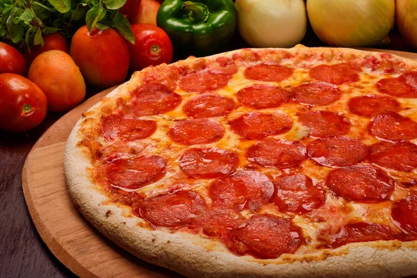 Pepperoni Pizza Papan Kayu Dan Sayuran Latar Belakang — Stok Foto