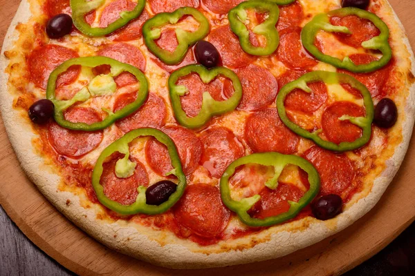 Pizza Pepperoni Ardei Verde Placă Lemn Legume Fundal — Fotografie, imagine de stoc