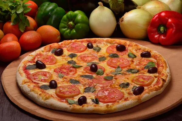 Pizza Margherita Dengan Zaitun Hitam Papan Kayu Dan Sayuran Latar — Stok Foto