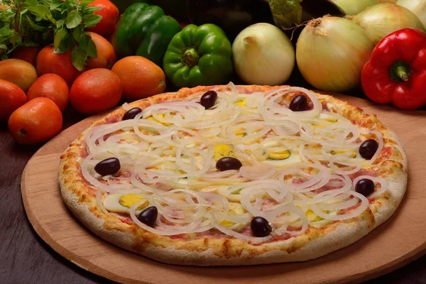 Pizza Portugis Dengan Telur Rebus Bawang Merah Dan Zaitun Papan — Stok Foto