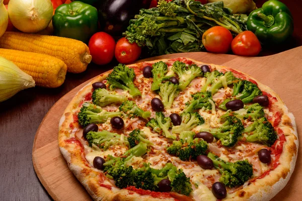 Pizza Broccoli Con Olive Nere Tavola Legno Verdure Sullo Sfondo Immagine Stock