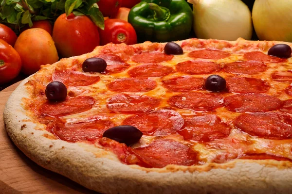 Pizza Salame Piccante Tavola Legno Verdure Sullo Sfondo Immagine Stock