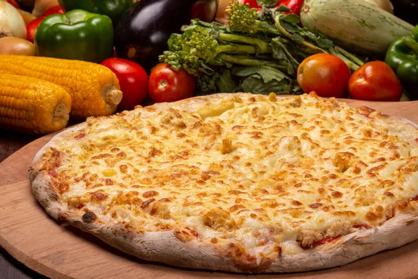 Ayam Dan Pizza Mozzarella Papan Kayu Dan Sayuran Latar Belakang — Stok Foto