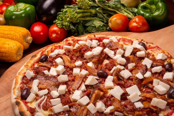 Jantung Piza Palem Dengan Daging Papan Kayu Dan Sayuran Latar — Stok Foto
