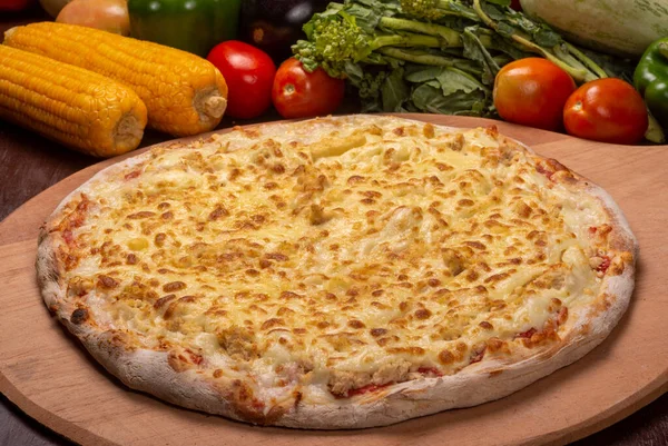 Ayam Dan Pizza Mozzarella Papan Kayu Dan Sayuran Latar Belakang — Stok Foto