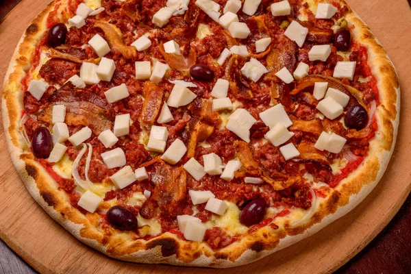 Jantung Piza Palem Dengan Daging Papan Kayu Dan Sayuran Latar — Stok Foto