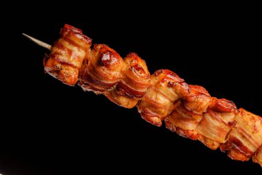 Siyah arka planda domuz pastırmalı ızgara hindi göğsü. Brezilya gastronomisi.