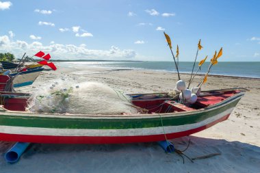 16 Mayıs 2021 'de Joao Pessoa, Paraiba, Brezilya yakınlarındaki Lucena sahilinde renkli balıkçı tekneleri.