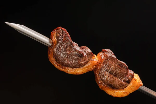 Steak Barbekyu Dengan Tusuk Latar Belakang Hitam Gabungan Brasil — Stok Foto