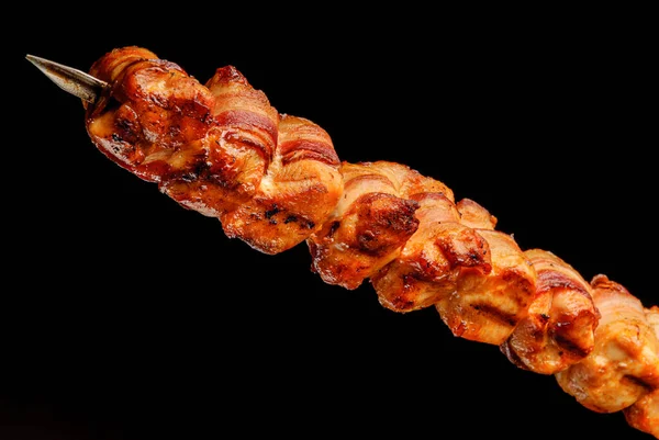 Dada Kalkun Barbekyu Dengan Bacon Pada Tusuk Latar Belakang Hitam — Stok Foto