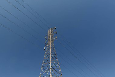 Mavi gökyüzü ile elektrik kulesi.