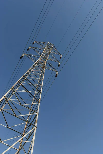 Menara Elektrifikasi Dengan Langit Biru — Stok Foto