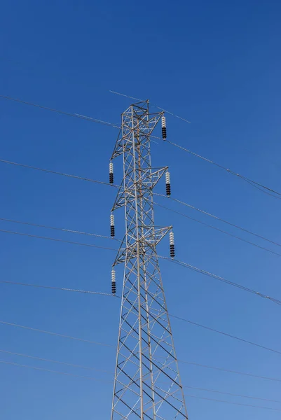 Menara Elektrifikasi Dengan Langit Biru — Stok Foto