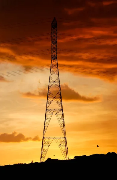 Menara Elektrifikasi Dengan Langit Oranye Sore — Stok Foto