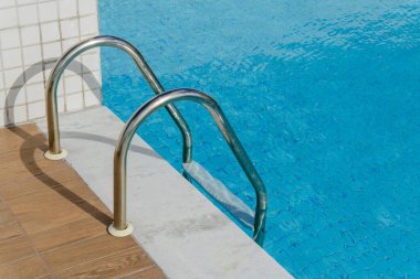 Yüzme Havuzu Merdiveni ve Temiz Su