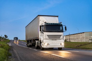 Otoyol Taşımacılık ve Lojistik Endüstrisinde Kargo Kamyonu