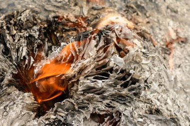 Yanan muhasebe belgeleri kül ve alevlere dönüşüyor