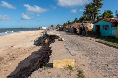 8 Mart 2026 'da Baia da Traicao, Paraiba, Brezilya' daki Deniz Erozyonu Sahil Yolu 'nu Kazıyor