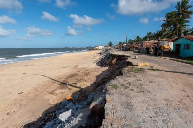 8 Mart 2026 'da Baia da Traicao, Paraiba, Brezilya' daki Deniz Erozyonu Sahil Yolu 'nu Kazıyor
