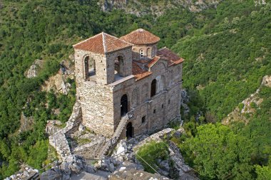 Asenova Kalesi, Bulgaristan 'ın Rodop Dağları' ndaki yüksek bir kayanın üzerinde yer alıyor..