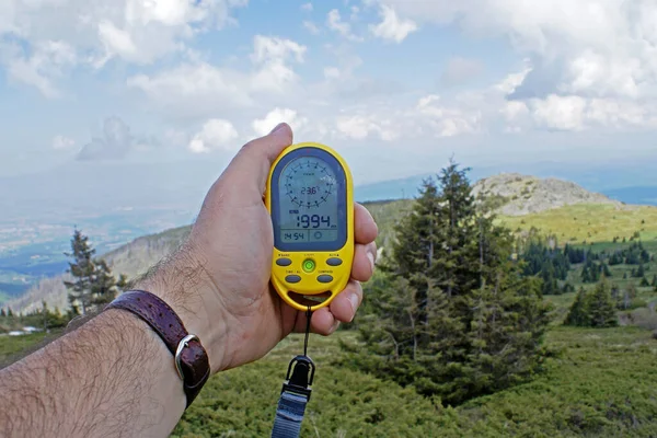 Bulgaristan 'ın başkenti Sofya yakınlarındaki Vitosha Dağı' nda yapılan yürüyüş sırasında bir turistin elinde, deniz seviyesinin yüksekliğini belirleyen bir cihaz olan yükseklik ölçer..