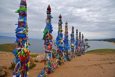 Baykal Gölü 'ndeki Olkhon adasında Buryat halkının ayinsel sütunları.
