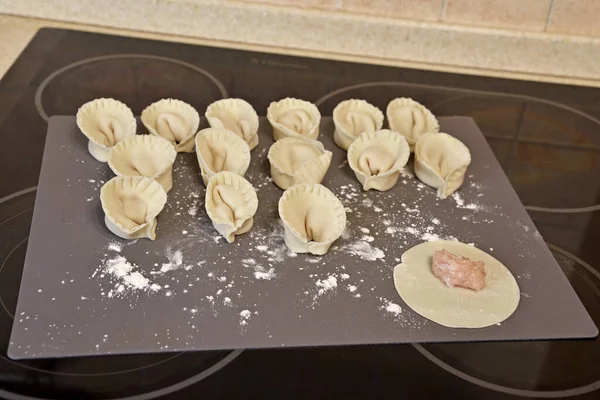 Gri bir yüzey üzerinde pişirmeye hazır hamur tatlısı..