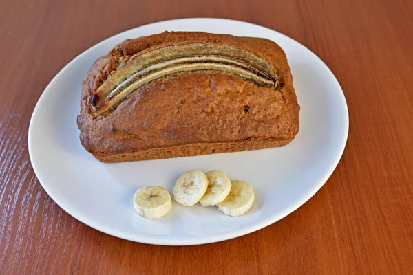 Beyaz bir tabakta muzlu ekmek..