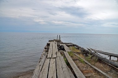 Baykal Gölü kıyısındaki eski iskele..